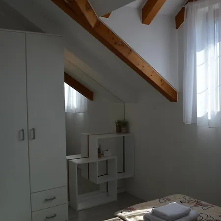 Lea アパート フヴァル